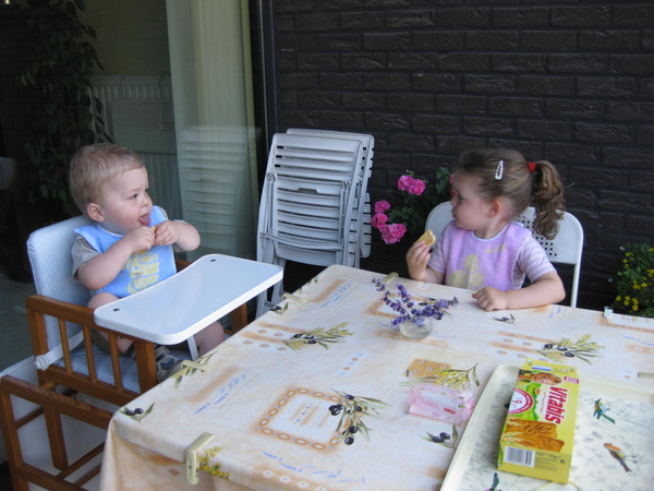 42) Kindjes eten koek op 04 juli