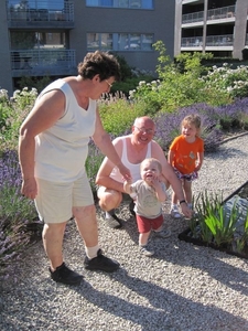 54) Wandelen in de tuin met memee & pepee - 5 juli