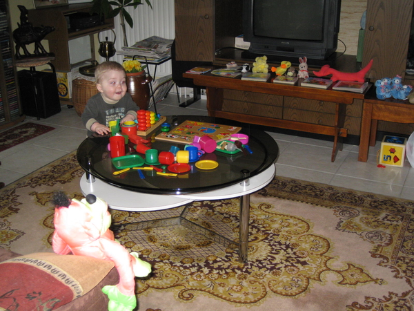 02) Ruben aan salontafel op 08 april