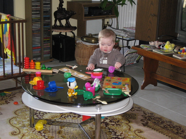 14) Ruben aan salontafel op 09 april