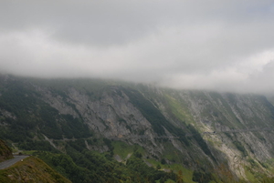 Aubisque met de kop in de wolken