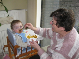 01) Ruben eet fruitpap op 01 nov.0