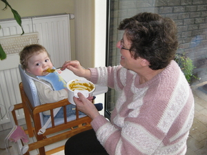 02) Ruben eet fruitpap op 01 nov.