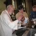 03) Marijke houdt Ruben boven de doopvont