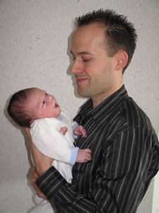 05) 2009-02-01 Ruben kijkt heel lief naar zijn papa