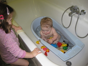 02) Kindjes in badkamer op 13 maart