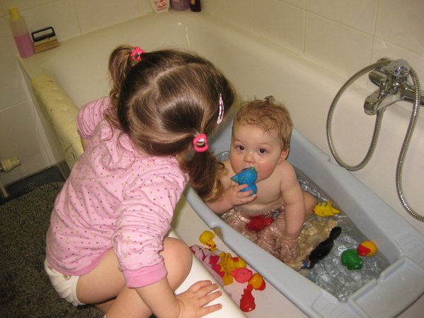03) Kindjes in badkamer op 13 maart
