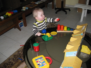 38) Ruben aan de salontafel op 23 febr.