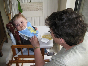 06) Ruben eet fruitpap op 03 okt.