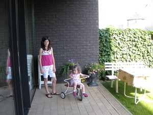 02) Jana op fiets naast Sarah op 6 aug.