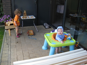 09) Jana & Ruben op terras op 10 aug.