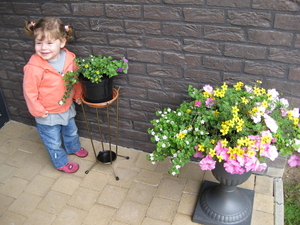 14) Jana naast bloemen op terras - 15.06