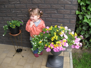 16) Kapoen Jana bij onze bloemen - 15.06