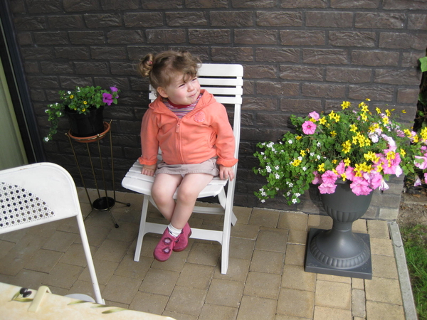 34) Jana zittend op tuinstoel - 16.06