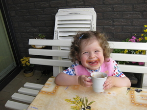 21) Jana drinkt soepje op terras - zond. 31 mei