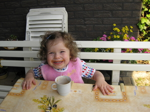 22) Jana drinkt soep aan terrastafeltje - zond. 31 mei