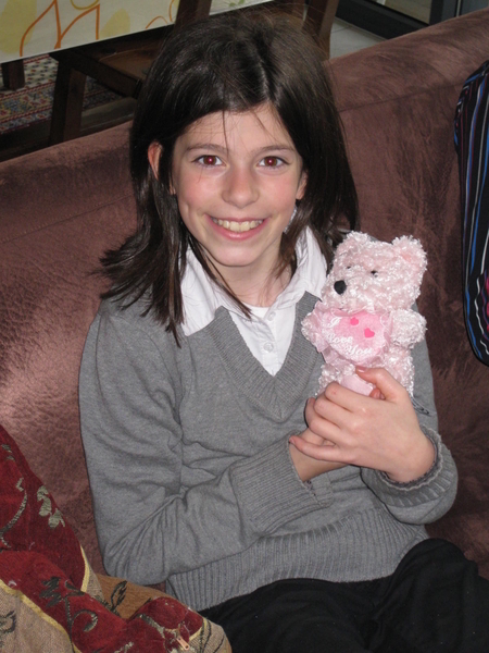 02) Sarah met beertje in de zetel