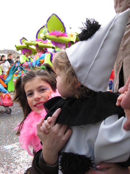 07) Sarah en Jana tussen de dansers