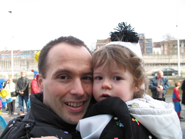 09) Jana op de arm dicht bij haar papa