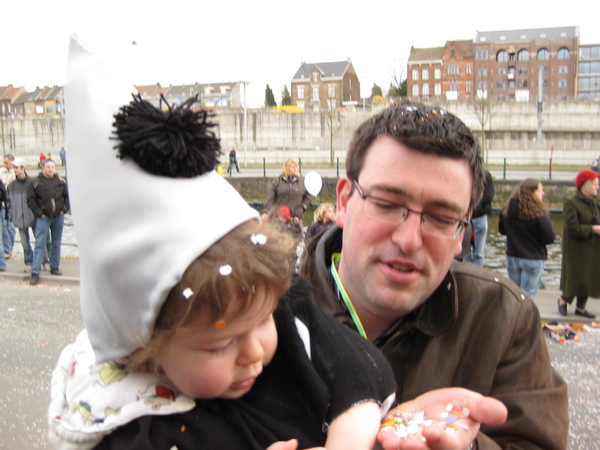 11) Wim met Jana kijkend naar de confetti