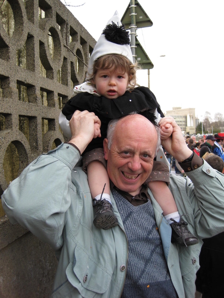 14) Pepee met Jana in zijn nek