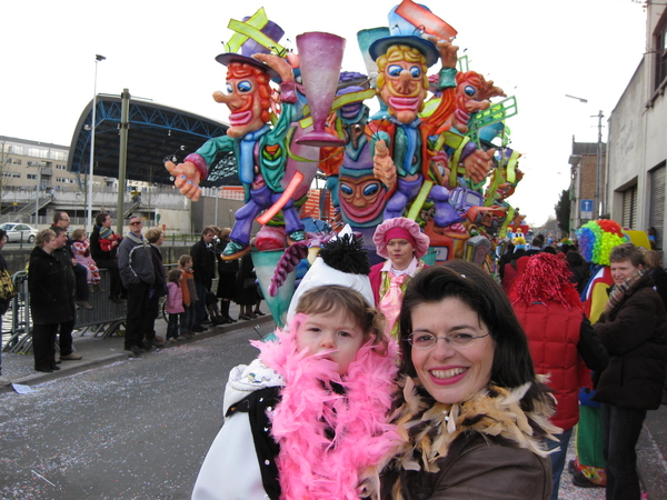 15) Veerle met Jana op de arm voor praalwagen