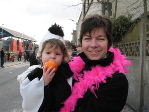 18) Marijke met Jana en appelsien op de arm