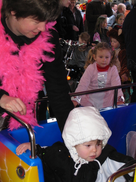 21) Marijke achter Jana aandachtig kijkend