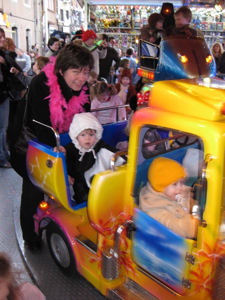 24) Marijke houdt Jana vast op de molen