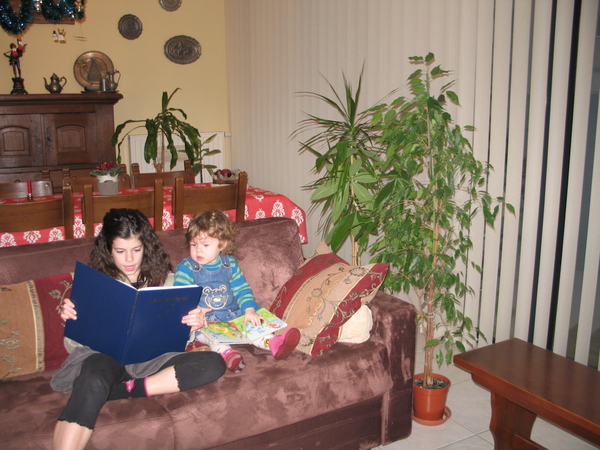 03) 2008-12-27 Jana kijkt in boek Sarah in de zetel