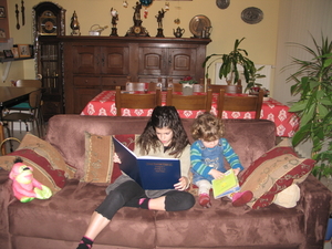 04) 2008-12-27 Jana en Sarah in zetel met lectuur