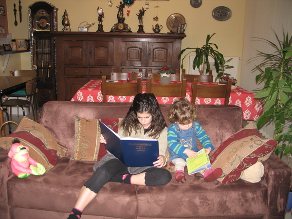 04) 2008-12-27 Jana en Sarah in zetel met lectuur