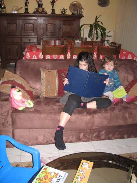 05) 2008-12-27 Jana kijkt naast lezende Sarah