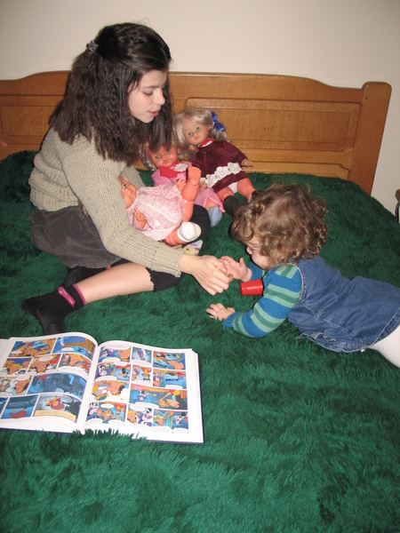 08) 2008-12-27 Sarah en Jana met poppen op 't bed