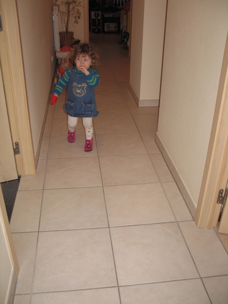 10) 2008-12-27 Jana loopt in gang met potje