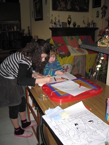 14) 2008-12-27 Jana en Sarah schrijven aan keukentafel