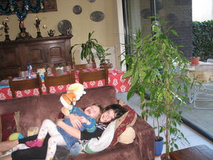16) 2008-12-27 Jana op haar rug op Sarah in zetel