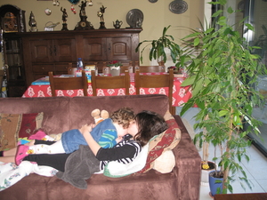 17) 2008-12-27 Jana op haar buik op Sarah in zetel