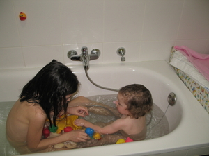 20) 2008-12-27 Jana en Sarah spelen in bad