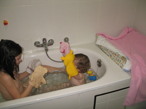 22) 2008-12-27 Jana  en Sarah met washandjes