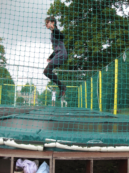 05) Sarah op de trampoline