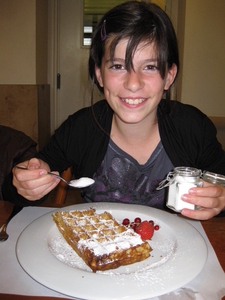 25) Sarah aan het dessert