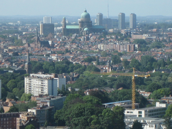 28) Zicht vanuit hoogste bol van Atomium