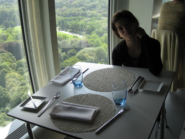 32) Sarah aan tafel met zicht vanuit hoogste bol