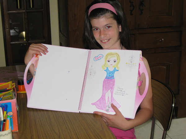 08) Sarah fier met modeboek