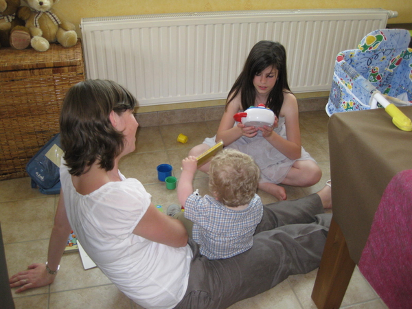 05) Marijke, Ruben en Sarah spelen op grond