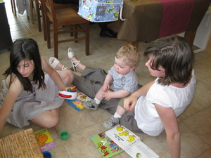 06) Marijke, Ruben, Sarah op grond