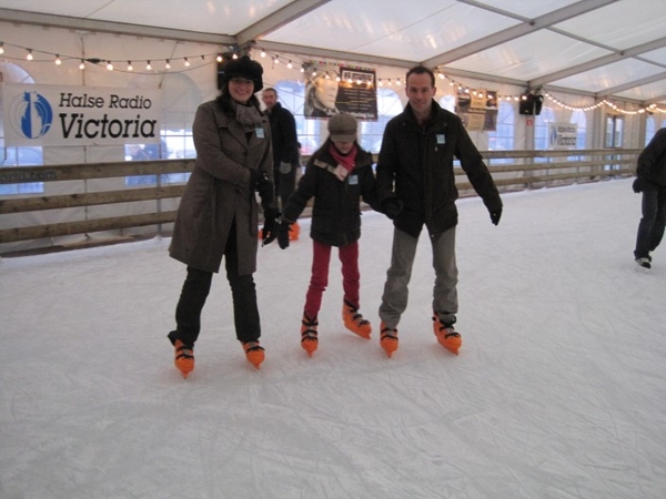 04) Veerle & Sarah met peter op ijspiste Halle