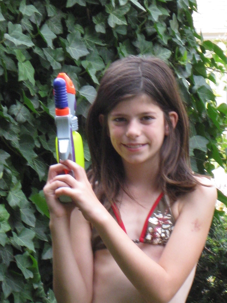 47) Sarah met waterpistool (3) op 20 aug.