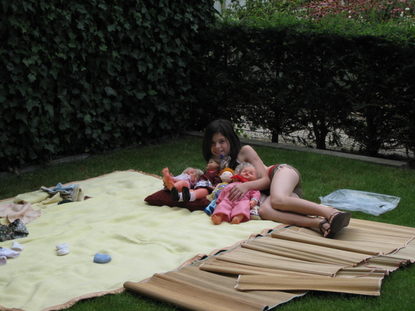 49) Sarah met poppen (2) op 20 aug.